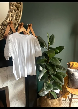 White t shirt with embroidery anglaise puff sleeves, brand: H&M, condition: Very good, size: L / 40 / 12, €1.50, €2.28 includes Buyer Protection