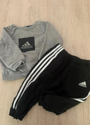 Ensemble de jogging marque adidas taille 6-9 mois, brand: adidas, condizioni: Ottime, taglia: 6-9 mesi / 68 cm, €16.00, €17.50 include la Protezione acquisti