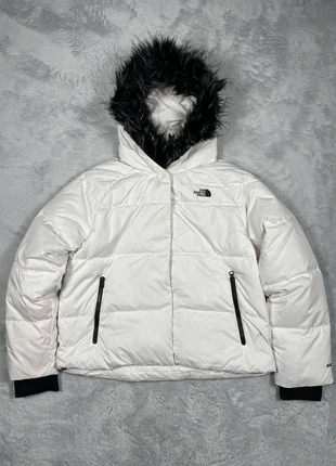 Doudoune The North Face 550 blanche à capuche fourrure logos brodés noirs | Taille : L, marke: The North Face, zustand: Sehr gut, größe: L / 40 / 12, 95,00 €, 100,45 € inklusive Vinted-Käuferschutz