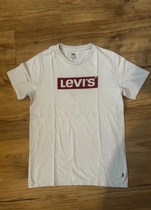 T-shirt Levi’s blanc logo rouge – Taille S, merk: Levi's, staat: Goed, maat: S, € 5,00, € 5,95 inclusief Kopersbescherming