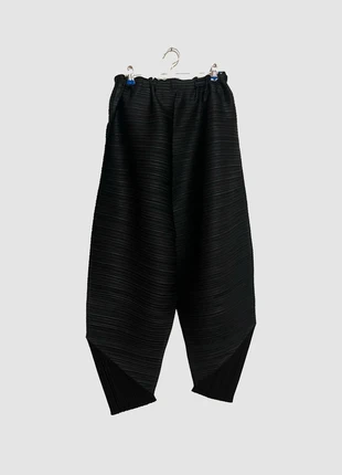 Issey Miyake’s Pleats Please classic black trousers, merk: Pleats Please Issey Miyake, staat: Heel goed, maat: M / 38 / 10, € 300,00, € 315,70 inclusief Kopersbescherming