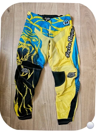 Pantalon Troylee Designs GP jaune/bleu/noir taille 30 – Modèle Vintage Collector, merk: Troy Lee Designs, staat: Heel goed, maat: M, € 44,00, € 46,90 inclusief Kopersbescherming Pro