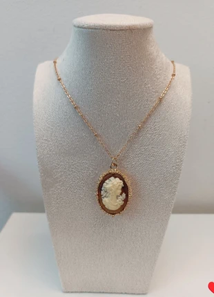 Joli collier doré avec pendentif camée, zustand: Sehr gut, 10,00 €, 11,20 € inklusive Vinted-Käuferschutz