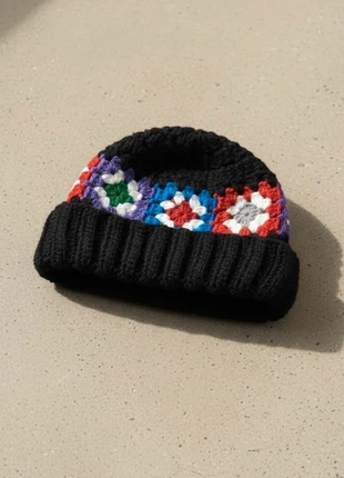 Bonnet noir crochet multicolore, condizioni: Ottime, taglia: Taglia unica, €25.90, €27.90 include la Protezione acquisti