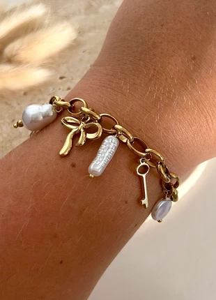 Bracelet doré acier inoxydable charms nacré blanche, noeud papillon, oiseau et clefs, marke: Boutique Parisienne, zustand: Sehr gut, 24,00 €, 25,90 € beinhaltet Vinted-Käuferschutz Pro