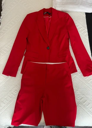 Tailleur rouge Zara, marque: Zara, état: Neuf sans étiquette, taille: S / 36 / 8, 40,00 €, 42,70 € Protection acheteurs incluse