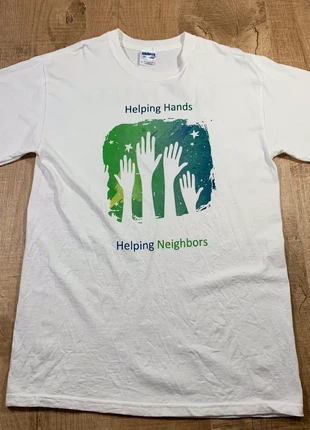 Tee-shirt / Helping Hands Neighbors / M / 49x75 cm / Solidarity vibe / 0457, marque: Gildan, état: Bon état, taille: M, 3,00 €, 3,85 € Protection acheteurs (Pro) incluse
