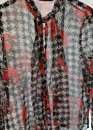 Chemisier ZARA noire et blanche à fleurs rouges – Taille M – fluide et élégante, brand: Zara, condizioni: Ottime, taglia: M / IT 42 / EU 38, €10.00, €11.20 include la Protezione acquisti