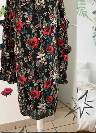 🌸 Robe fleurie noire à manches volantées - Kiabi - Taille 38, merk: Kiabi, staat: Heel goed, maat: M / 38 / 10, € 12,00, € 13,30 inclusief Kopersbescherming