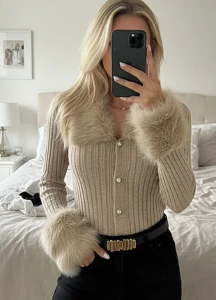 Cardigan/Pull Côtelé avec Col et Poignets en Fausse Fourrure 🧸 Y2K, marque: mila paris, état: Très bon état, taille: S / 36 / 8, 59,00 €, 62,65 € Protection acheteurs incluse