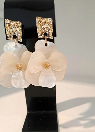 Bloem oorbellen parelmoer met goud, staat: Nieuw zonder prijskaartje, € 3,00, € 3,85 inclusief Kopersbescherming