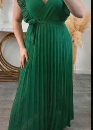 Robe longue verte plissée, marke: Boutique Parisienne, zustand: Neu, mit Etikett, größe: XL / 42 / 14, 25,00 €, 26,95 € inklusive Vinted-Käuferschutz
