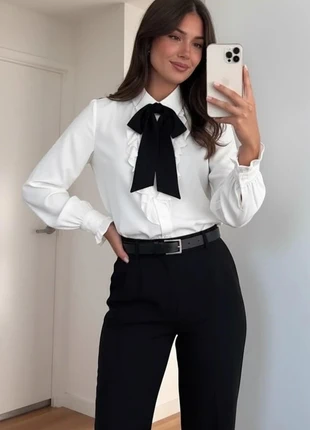 Chemise blanche à volants avec nœud noir, style élégant et romantique. taille M, brand: shawly, condizioni: Ottime, taglia: M / IT 42 / EU 38, €42.90, €45.75 include la Protezione acquisti Pro