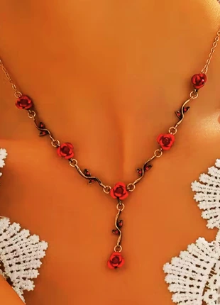 Collier Doré Gothique avec reflets noirs & Roses Rouges, marque: De, état: Neuf sans étiquette, 7,00 €, 8,05 € Protection acheteurs incluse