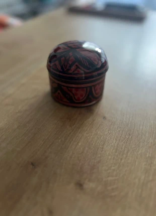 Petite boîte ronde en porcelaine, marque: Fabrication Artisanale, état: Très bon état, 2,00 €, 2,80 € Protection acheteurs incluse