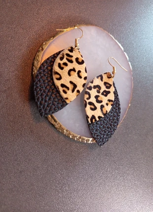 Boucle d'oreille noir et léopard très jolie, marque: showroom by adeline, état: Neuf avec étiquette, 9,00 €, 10,15 € Protection acheteurs incluse