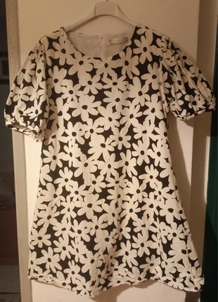 Vestito bianco e nero a fiori maniche a Sbuffo, brand: Vestito, condizioni: Ottime, taglia: L / IT 44 / EU 40, €2.50, €3.33 include la Protezione acquisti