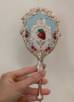 Flowerknows Blue Strawberry Rococo Hand Mirror, marque: flowerknows, état: Neuf sans étiquette, 25,00 €, 26,95 € Protection acheteurs incluse