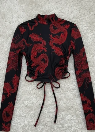 Top Dragon rouge et noir -Manches longues et Col Montant cintré, merk: Vintage Dressing, staat: Heel goed, maat: M / 38 / 10, € 39,99, € 42,69 inclusief Kopersbescherming