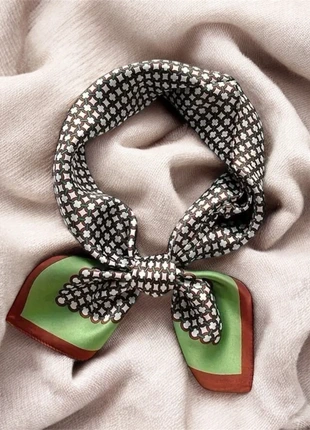 Sjaaltje - bruin groen - imitatie satijn - brown green scarf - trendy musthave, merk: noonstudio, staat: Nieuw met prijskaartje, € 9,95, € 11,15 inclusief Kopersbescherming Pro