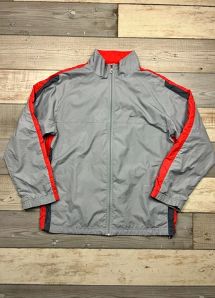 veste vintage nike Homme gris et rouge L / Vintage Grey and Red Nike Jacket Men’s Size L, marca: Nike, estado: Muito bom, tamanho: L, €45.00, €47.95 inclui Proteção do Comprador