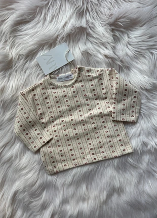 Camisola de manga comprida com corações Zara Tamanho 1-3 meses, merk: Zara, staat: Heel goed, maat: 1-3 maanden / 56 cm, € 6,00, € 7,00 inclusief Kopersbescherming