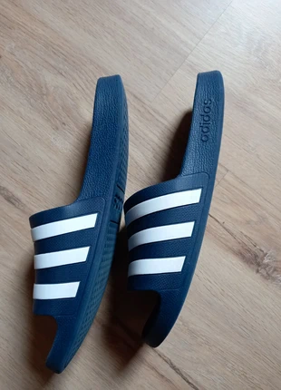 Claquettes 45, marque: adidas, état: Très bon état, taille: 45, 10,00 €, 11,20 € Protection acheteurs incluse