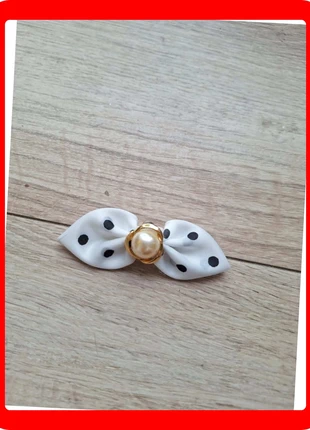 Broche vintage à pois blanc et noir, perle dorée, condition: Very good, €1.00, €1.75 includes Buyer Protection Pro