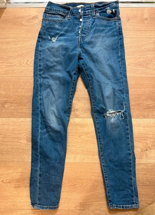 Jean Levi’s femme, marque: Levi's, état: Bon état, taille: Autre, 10,00 €, 11,20 € Protection acheteurs incluse