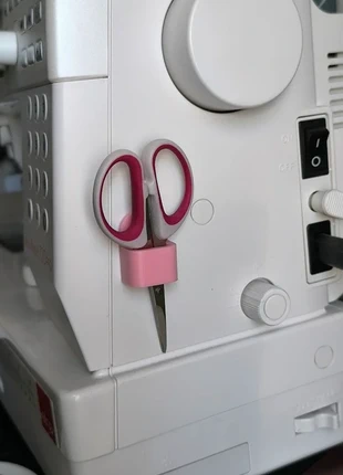 Support de rangement à ciseaux à coller sur machine à coudre - rose, brand: LJA 3D, condizioni: Ottime, €2.80, €3.64 include la Protezione acquisti Pro