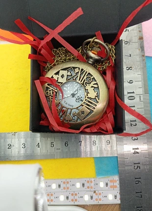 Montre à gousset avec la boîte Alice in wonderland, marca: Broche.fr, estado: Muito bom, tamanho: 43–46 mm, €5.00, €5.95 inclui Proteção do Comprador Pro