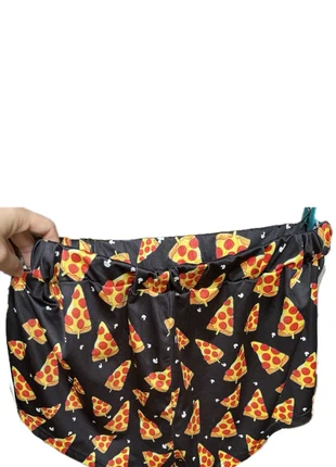 Pantalón corto con un divertido estampado de pizzas., merk: Shein, staat: Heel goed, maat: XS, € 2,00, € 2,80 inclusief Kopersbescherming