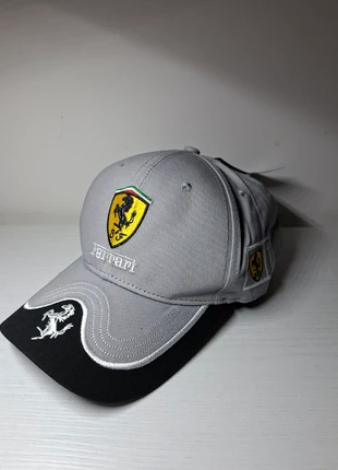 Cappello Scuderia Ferrari argento e nero regolabile con dettagli ricamati, marca: Ferrari, estado: Novo com etiquetas, tamanho: Tamanho único, €20.00, €21.70 inclui Proteção do Comprador