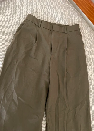 Pantalon large plissé kaki Uniqlo, marque: Uniqlo, état: Très bon état, taille: M / 38 / 10, 20,00 €, 21,70 € Protection acheteurs incluse
