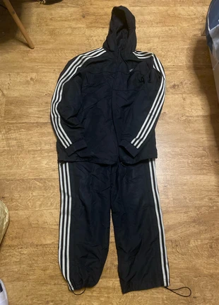 Conjunto Adidas negro, brand: adidas, condizioni: Ottime, taglia: L, €35.00, €37.45 include la Protezione acquisti