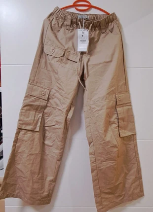 Pantalón marrón de mujer, marque: Bershka, état: Neuf avec étiquette, taille: S / 36 / 8, 15,00 €, 16,45 € Protection acheteurs incluse