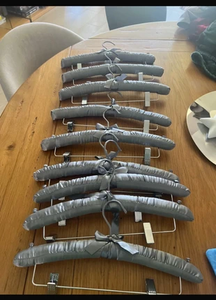 Lot 5 cintres spécial lingerie, marque: Lingerie Land, état: Très bon état, 8,00 €, 9,10 € Protection acheteurs incluse