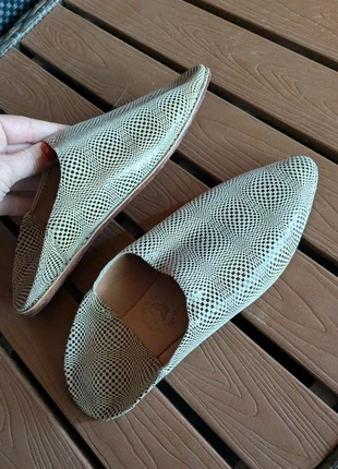 Babouches plates en cuir à motif graphique noir et beige
- taille 38 très bon état, marca: Unique, estado: Muito bom, tamanho: 38, €3.00, €3.85 inclui Proteção do Comprador