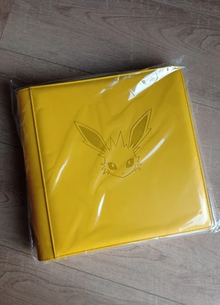 Pokémon Jolteon Vmax Gift Box 12-Pocket Binder, merk: Pokémon, staat: Nieuw met prijskaartje, € 35,00, € 37,45 inclusief Kopersbescherming