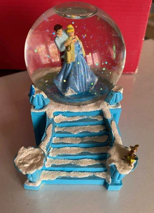 REMISE en main propre Boule a neige en résine princesse disney 10cm cendrillon Très bon état, marke: Disney, zustand: Sehr gut, 20,00 €, 21,70 € inklusive Vinted-Käuferschutz