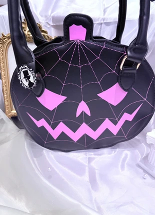 Sac à main gothique citrouille avec pin’s et bandoulière, marke: Witch, zustand: Sehr gut, 16,00 €, 17,50 € beinhaltet Vinted-Käuferschutz Pro