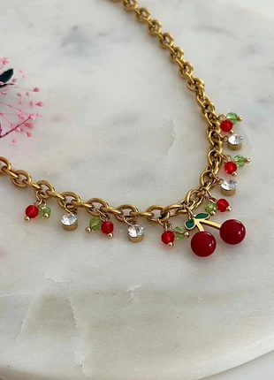 Collier doré breloques cerises, perles rouges et vertes et strass - Acier Inoxydable, marca: Boutique Parisienne, estado: Muy bueno, 25,00 €, 26,95 € Protección al comprador Pro incluida