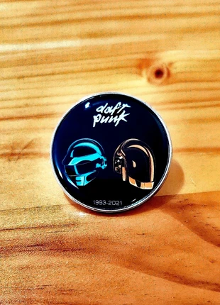 Daft Punk Metal Brooch Pin Logo, état: Neuf sans étiquette, 4,99 €, 5,94 € Protection acheteurs incluse