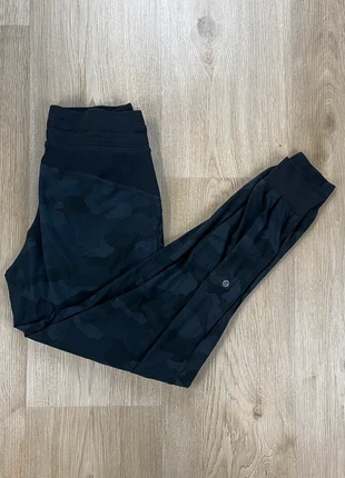 Pantalon Lululemon Noir Camouflage Taille 6 (Équivalent EU 38), marque: Lululemon, état: Très bon état, taille: M / 38 / 10, 20,00 €, 21,70 € Protection acheteurs (Pro) incluse