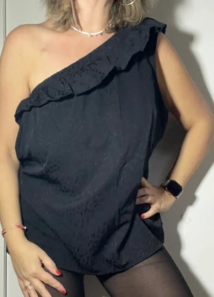 Top noir épaules dénudées taille 46 ou 48 / Kiabi, marque: Kiabi, état: Très bon état, taille: XXXL / 46 / 18, 4,00 €, 4,90 € Protection acheteurs (Pro) incluse