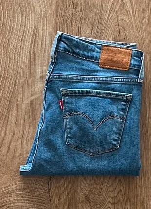 Jean/pantalon bleu Levi's 712 (slim), femme, taille : W 30 (40 taille française), brand: Levi's, condizioni: Ottime, taglia: L / IT 44 / EU 40, €24.90, €26.85 include la Protezione acquisti Pro