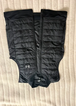 Gilet/doudoune sans manches Under Armour noir – Taille S, marque: Under Armour, état: Neuf sans étiquette, taille: S, 55,00 €, 58,45 € Protection acheteurs incluse