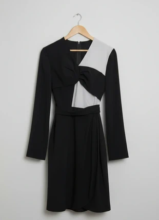 COS – Elegant & Chic Twisted-Knot Assymetric Dress – S 🌷👠, marca: COS, estado: Muito bom, tamanho: S / 36 / 8, €34.99, €37.44 inclui Proteção do Comprador Pro