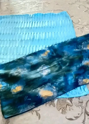 Écharpes en soie tons bleus – Cedric Brocher Soierie, marque: Cédric Brocher Soierie, état: Très bon état, 12,00 €, 13,30 € Protection acheteurs incluse