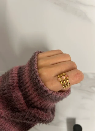 Ring goud met roze steentjes, merk: Boutiek, staat: Nieuw zonder prijskaartje, maat: Aanpasbaar, € 5,00, € 5,95 inclusief Kopersbescherming
